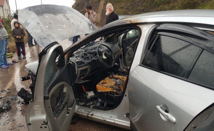 Başiskele'de kaza yapan otomobil yandı