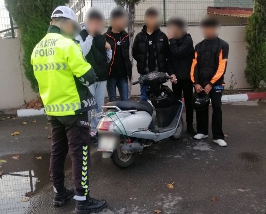 Körfez'de motosiklette tehlikeli yolculuğuna para cezası