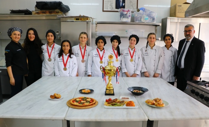 Lise öğrencileri yemek yarışmasından kupayla döndü