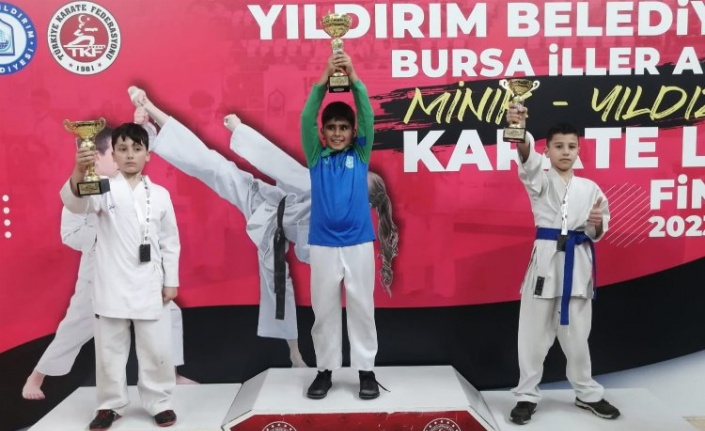 Çayırovalı karateciler Bursa'dan kupa ve madalyalarla döndü