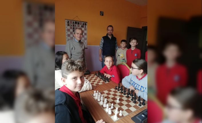 Gönüllü finansçılar çocuklara satranç sınıfı hediye etti