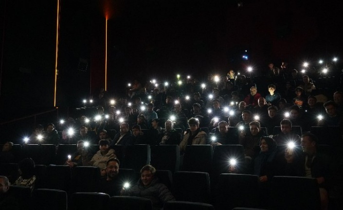 Gençler aileleriyle sinemada buluştu