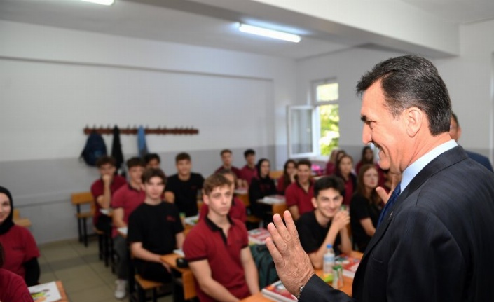 Bursa Osmangazi'de Başkan Dündar yeni haftaya da okulda başladı
