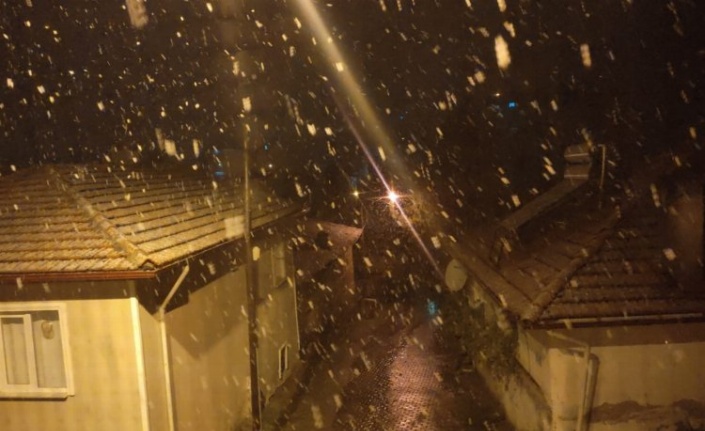 Bursa Keles'te yağmur yerini 'kar'a bıraktı