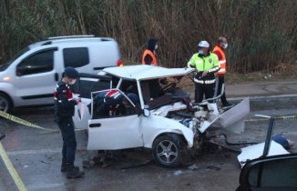 İZMİR - İki otomobilin çarpıştığı kazada 3 kişi öldü, 3 kişi yaralandı